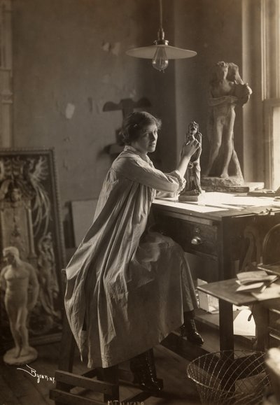 Mabel Taliaferro che lavora a una scultura nel suo studio, New York, c.1916 (stampa al gelatino d